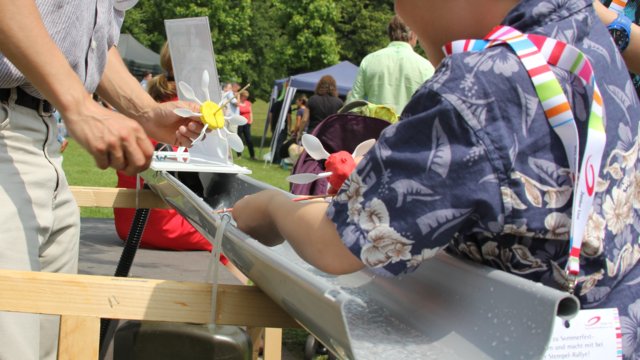 Wasserrder bauen beim Sommerfest der Junior Uni 